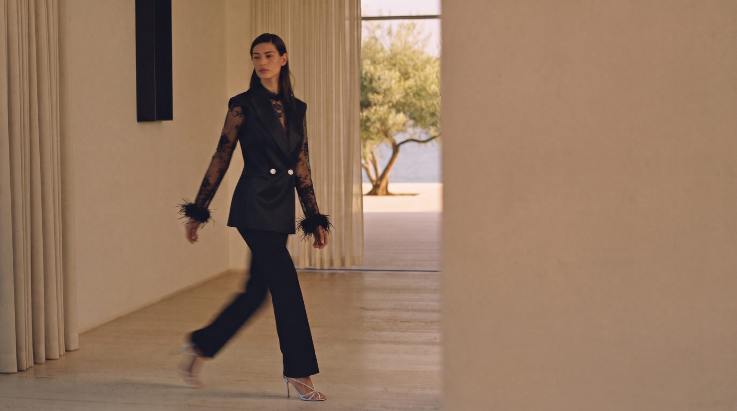 Modella con completo nero Camilla Milano in una villa mediterranea